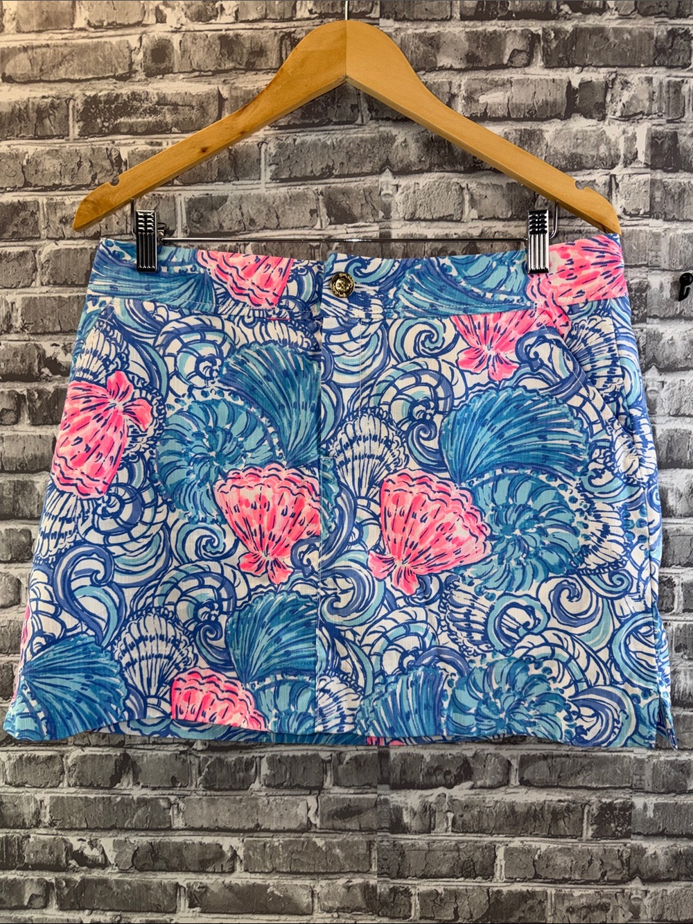 Lilly Pulitzer White skorts with Blue & Pink Shell Print
